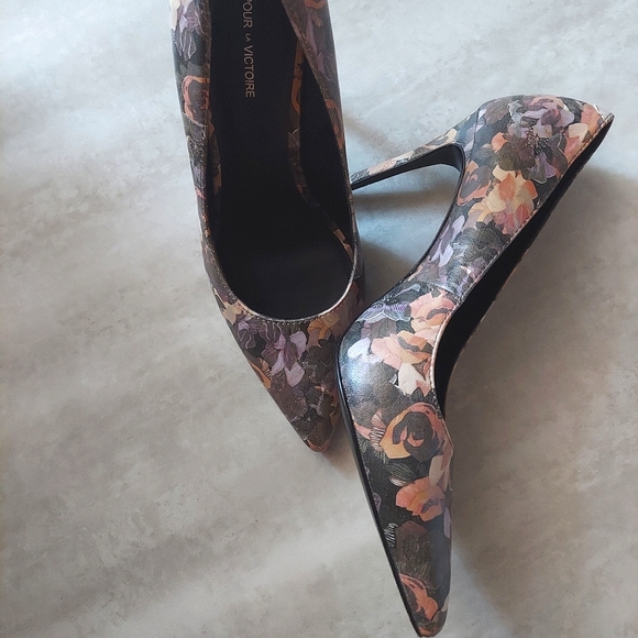 8.5 Pour LaVictoire Floral Pump - Picture 1 of 8